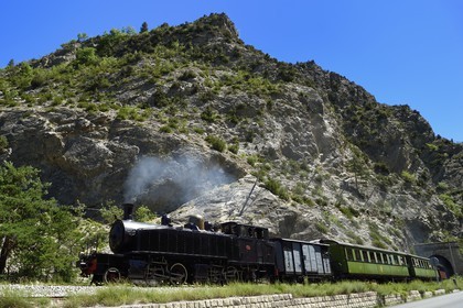 France, Alpes-de-Haute-Provence (04), Entrepierres, le Train des Pignes