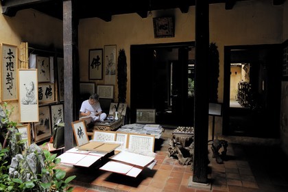 Vietnam, Hanoï, quartier des 36 rues dans la vieille ville, maison commémorative habitation traditionnelle de marchands au 87 Pho Ma May, calligraphe
