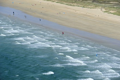 France, Morbihan (56), kitesurfing sur la plage d'Erdeven et de Plouharnel (vue aérienne)