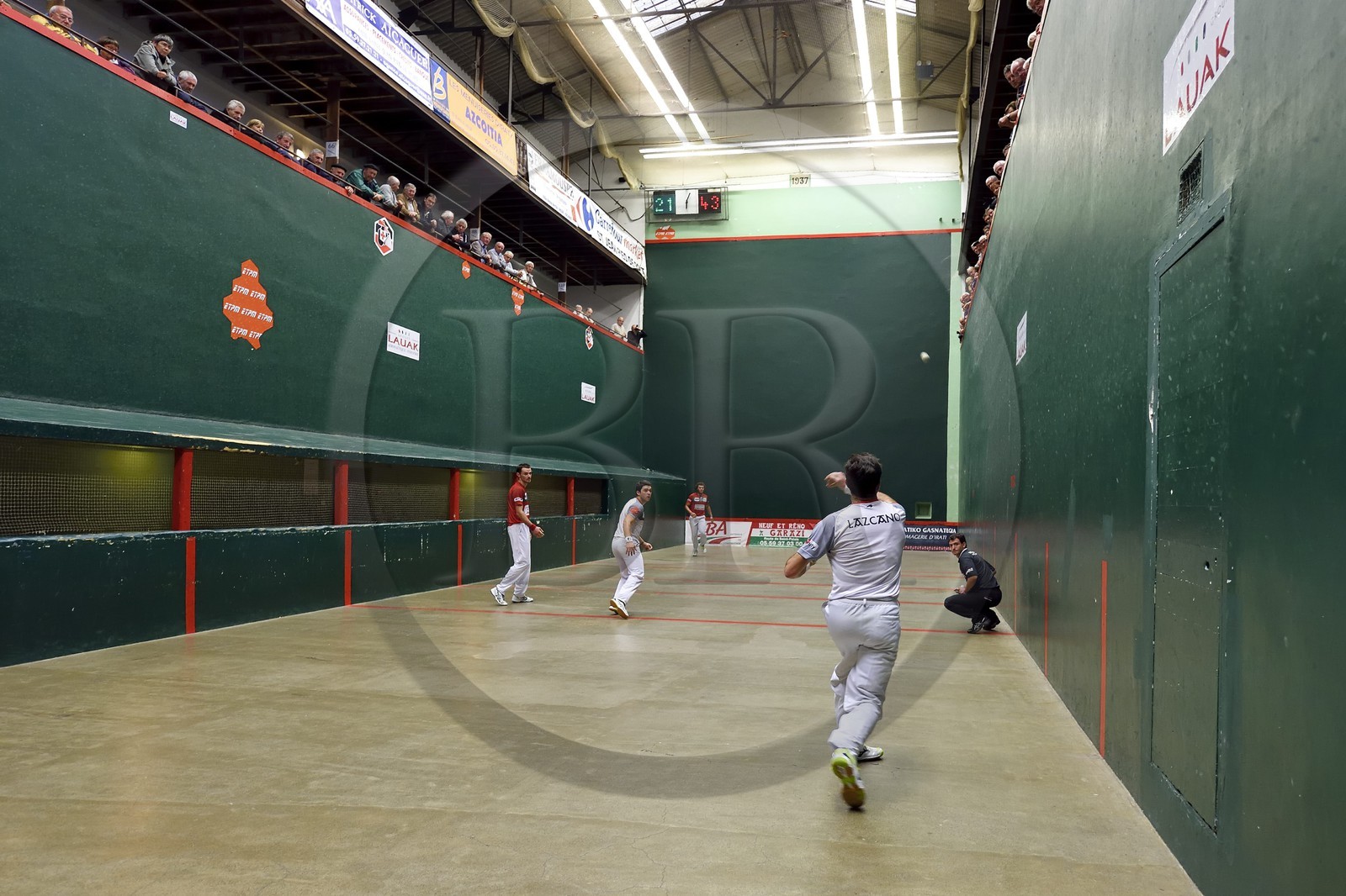 France, Pyrénées-Atlantiques (64), Pays-Basque, Saint-Jean-Pied-de-Port, trinquet Garat, traditionnelle partie de Pelote basque à main nue pour la coupe des Chasseurs