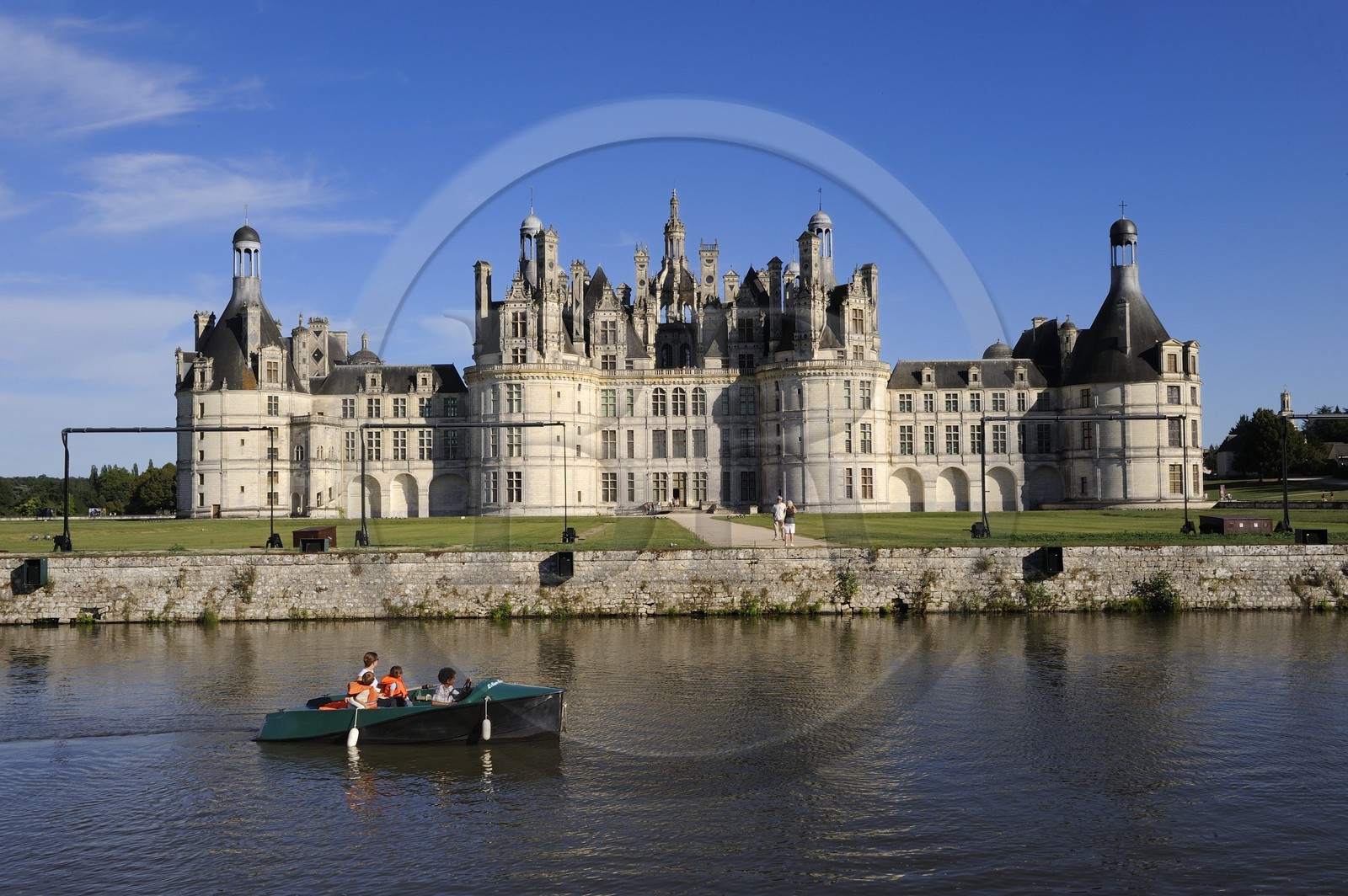 France, Loir et Cher (41), Vallée de la Loire classée Patrimoine Mondial de l' UNESCO, château de Chambord, découverte en barque électrique France, Loir et Cher, Loire Valley listed as World Heritage by UNESCO, Chateau de Chambord, discovery by small electric boat
