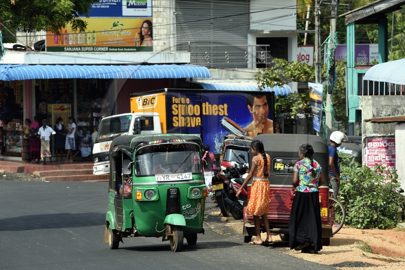 Sri Lanka, province du Centre-Nord, rue centrale du village de Diyabeduma