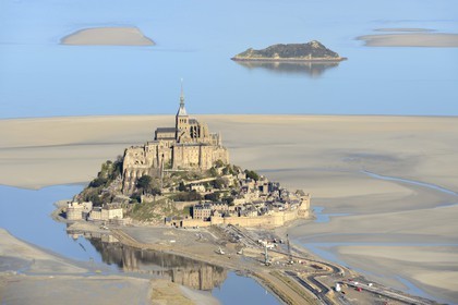 France, Manche (50), Baie du Mont-Saint-Michel, classée Patrimoine Mondial de l'UNESCO, le Mont-Saint-Michel et Ile de Tombelaine à marée basse (vue aérienne)