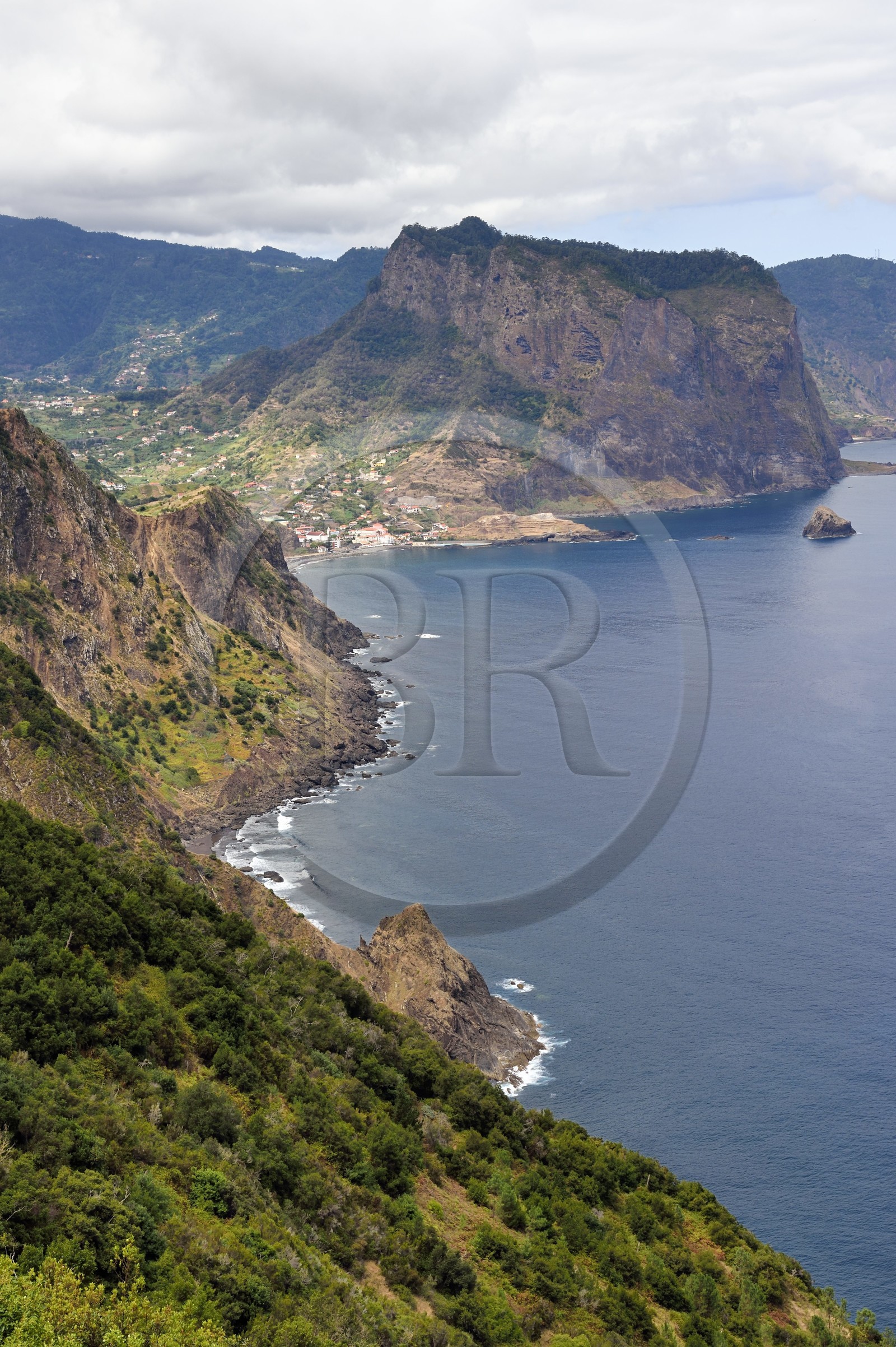 Portugal, Ile de Madère, randonnée de Machico à Porto da Cruz par le Vereda do Larano, vue sur la baie de Porto da Cruz dominé par le Rocher de l'aigle (Penha d'Aguia)