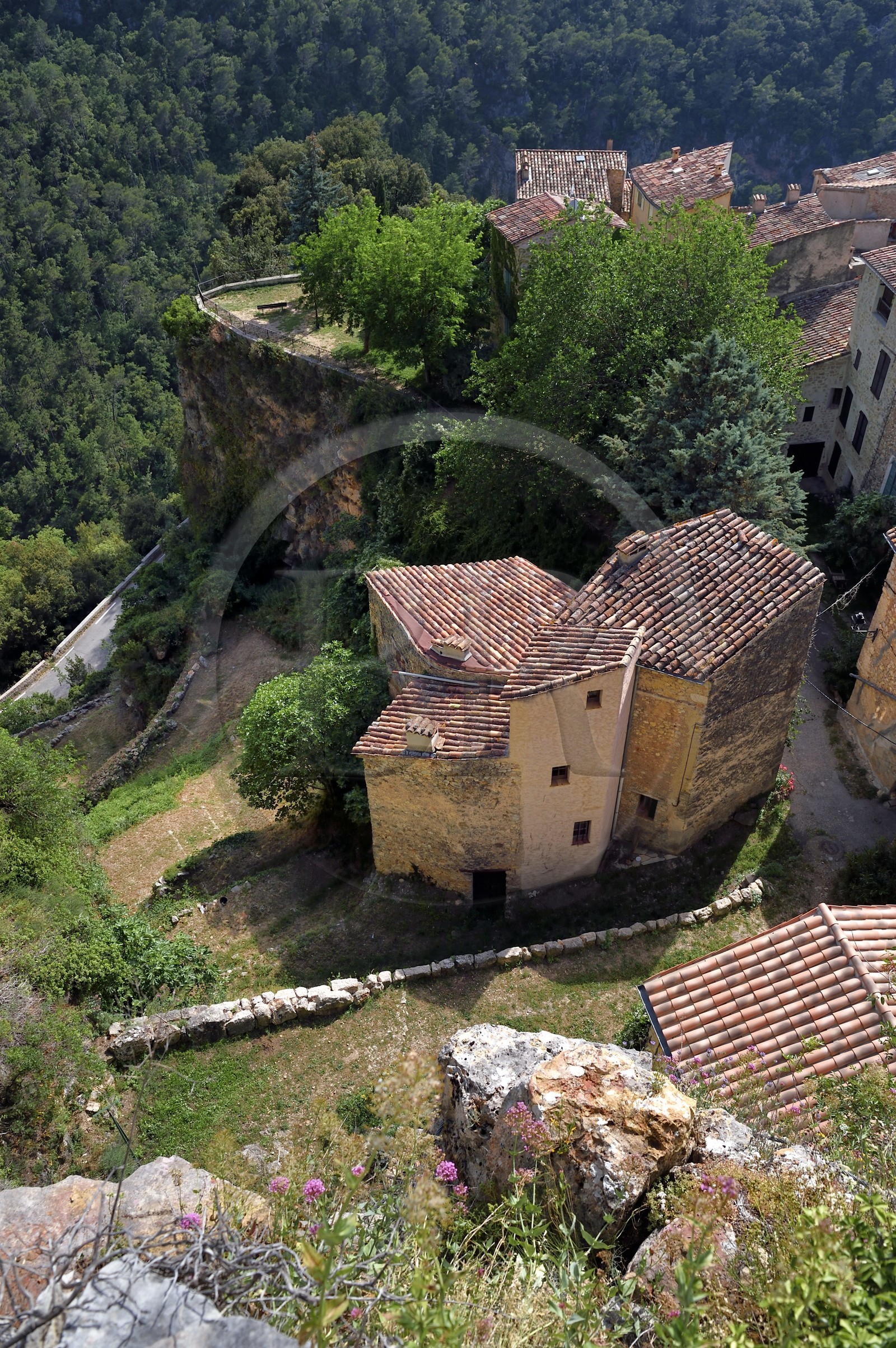 France, Var (83), La Dracénie, ancien chemin muletier d'accès au village de Châteaudouble surplombant les gorges sur la Nartuby