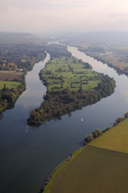 France, Eure (27), la Seine en aval de Vernon vers Notre-Dame-de-l'Isle, petit voilier naviguant devant l'ile Emient (vue aérienne)