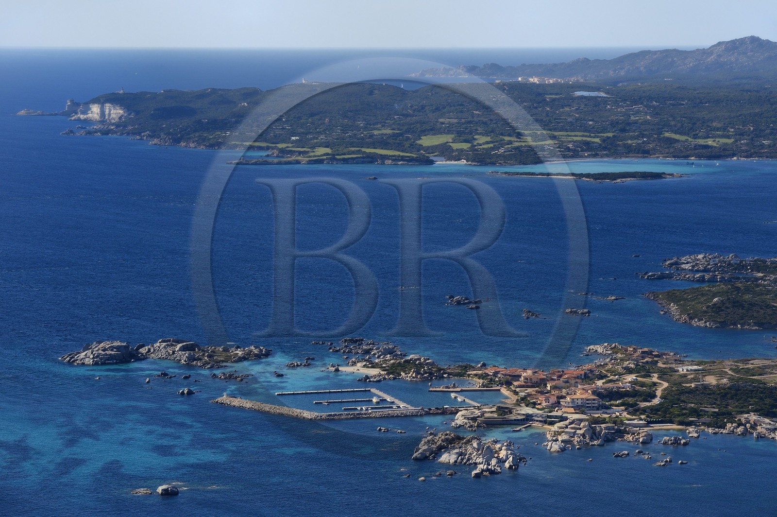 France, Corse-du-Sud (2A), Bonifacio, Ile Cavallo et les falaises de Bonifacio en arrière plan (vue aérienne)
