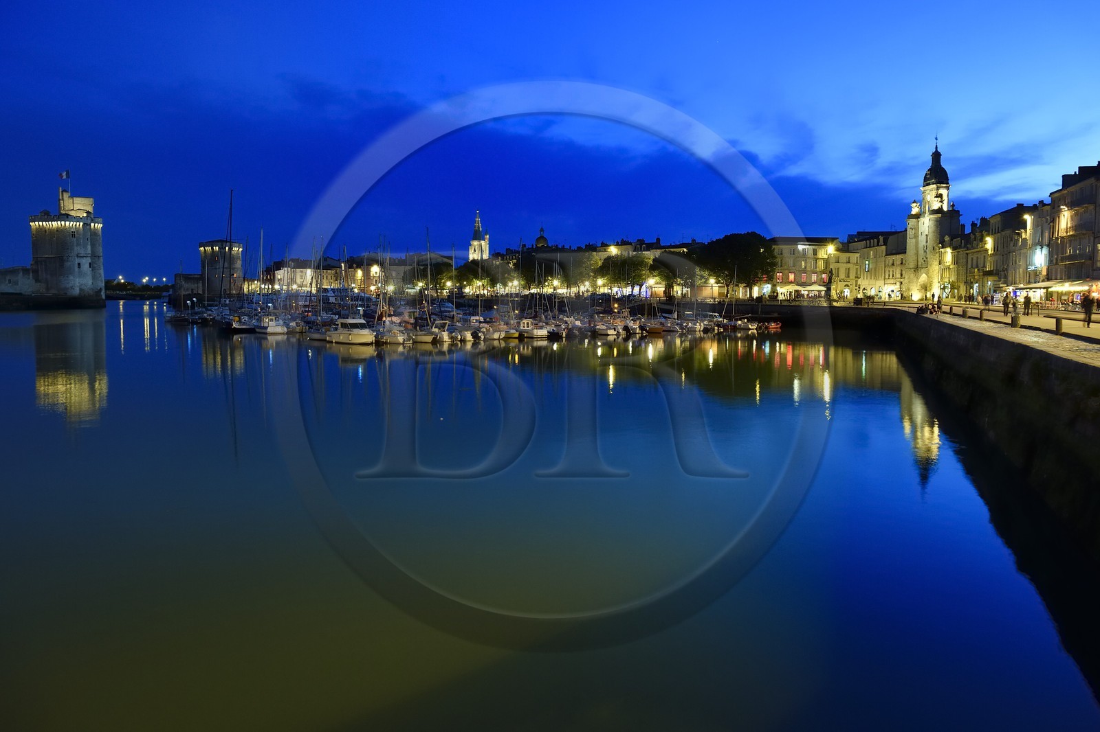 France, Charente-Maritime (17), La Rochelle, le Vieux Port avec la tour Saint-Nicolas et la tour de la Chaîne à gauche et la porte de la Grosse Horloge à droite