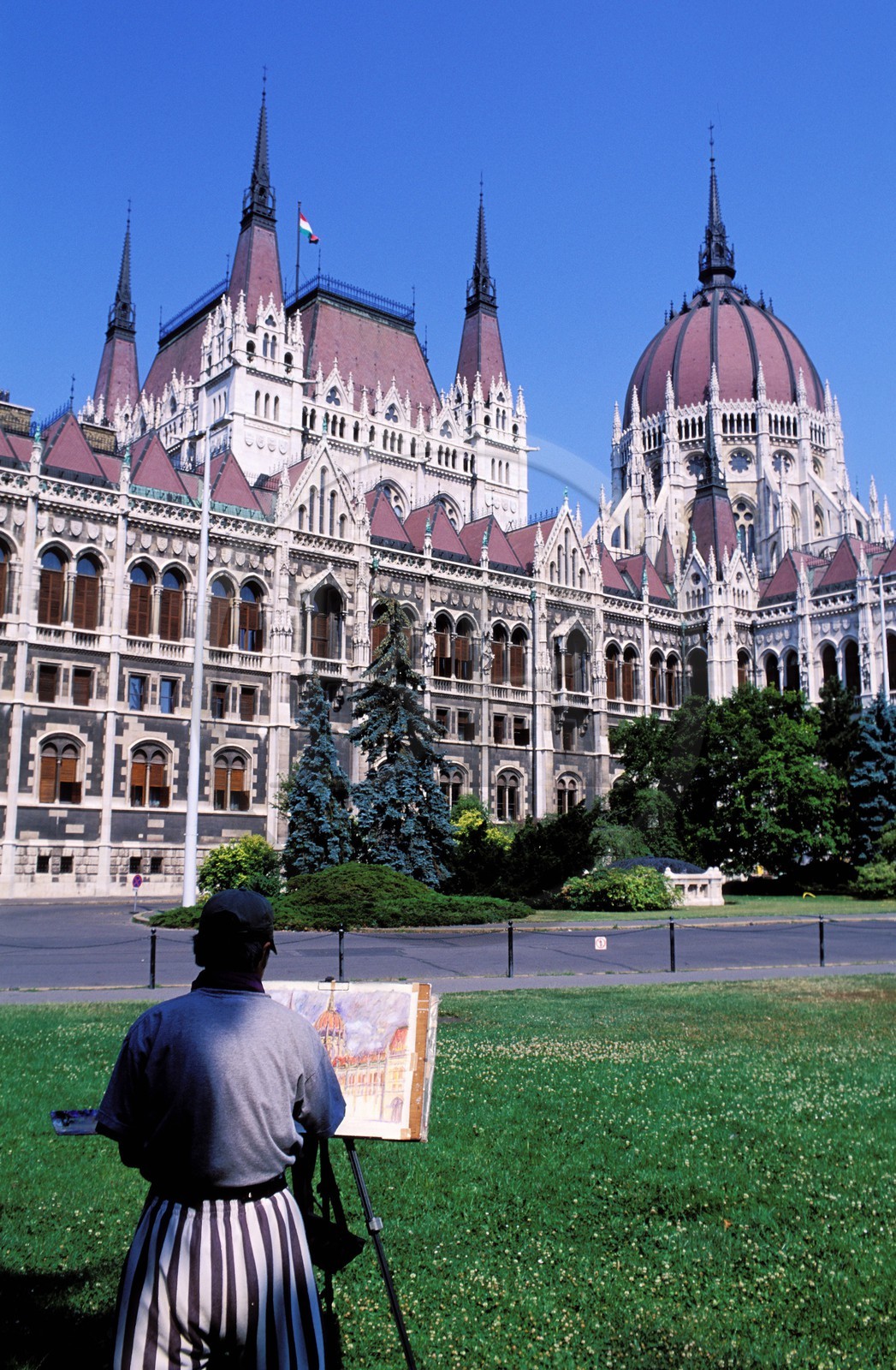 Hongrie, Budapest, un peintre devant le parlement à Pest