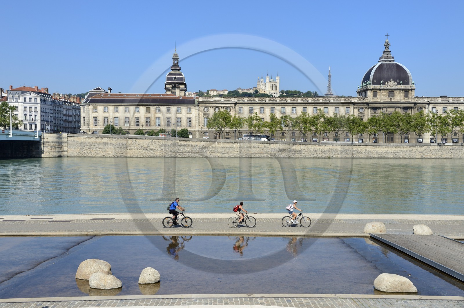 France, Rhône (69), Lyon, les berges du Rhône, le quai Victor Augagneur en premier plan, l'hôpital de l'Hôtel Dieu et la Basilique Notre Dame de Fourvière, site historique classé Patrimoine Mondial de l'UNESCO, en arrière plan