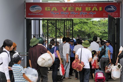 Vietnam, train de jour de Lao Cai à Hanoï, sortie de passager à la gare de Yen Bai