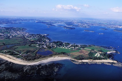 France, Morbihan (56), baie de Quiberon, Pointe de Kerpenhir, l' entrée du golfe du Morbihan à Locmariaquer (vue aérienne)