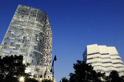 Etats-Unis, New York, Manhattan, le 100 Eleventh Avenue (2007) signé par l'architecte Jean Nouvel à gauche et immeuble IAC (InterActiveCorp Offices) par l'architect Frank Gehry situé West 15th Street et 9th Avenue à droite