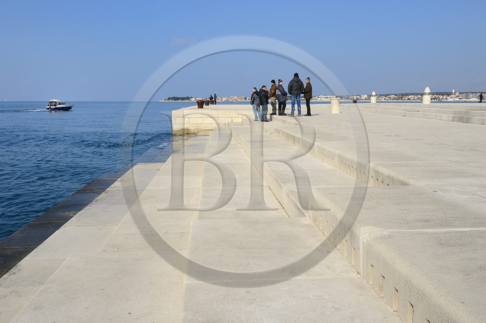 Croatie, Dalmatie, côte dalmate, Zadar, l'orgue marin œuvre d’art sonore créé par l’architecte Nikola Basic, le son sort par les trous le long de la plus haute marche