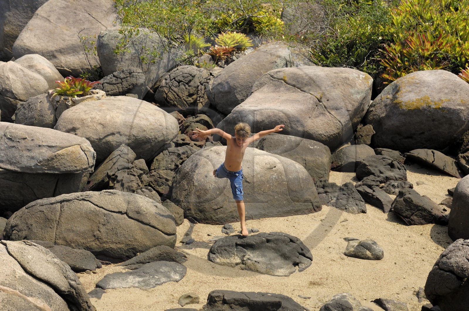 Brésil, Etat de Rio de Janeiro, Paraty, Ile Catimbau, Thomas campeurs joue sur la plage
