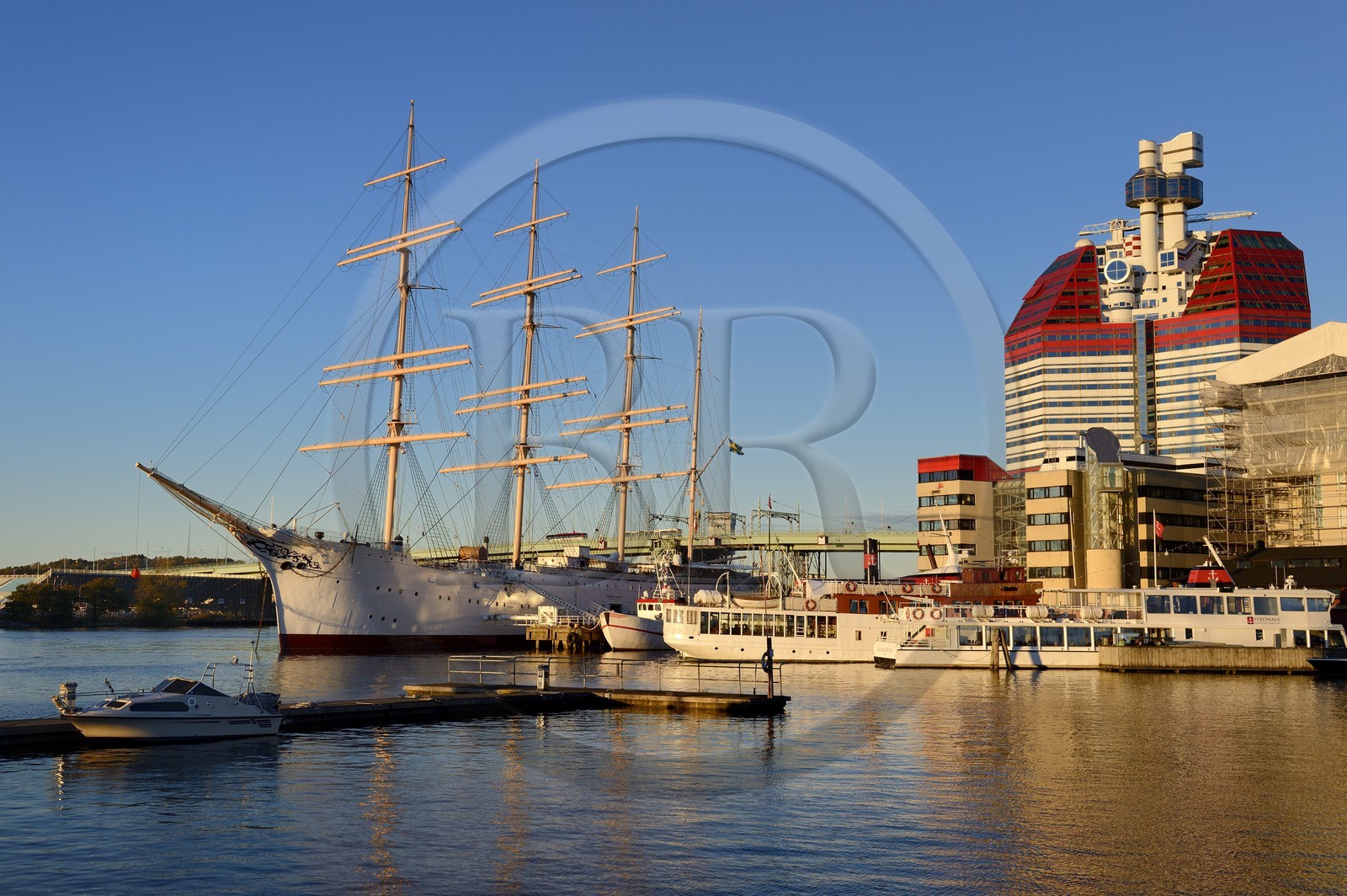 Suède, Västra Götaland, Göteborg (Gothenburg), le gratte-ciel Götheborgs-utkiken et le voilier Viking sur les quais du bassin Lilla bommens hamm