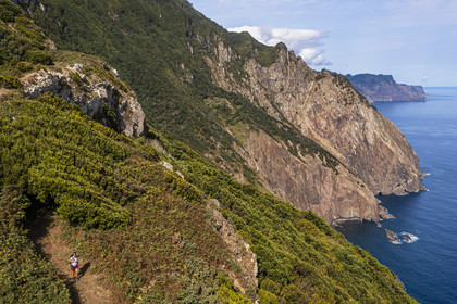 Portugal, Ile de Madère, randonnée de Machico à Porto da Cruz par le Vereda do Larano, au col de Boca do Risco (vue aérienne)