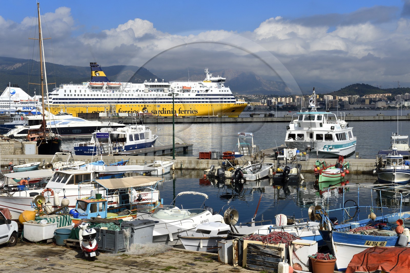 France, Corse-du-Sud (2A), Ajaccio, le port de pêche et le port de commerce en arrière plan