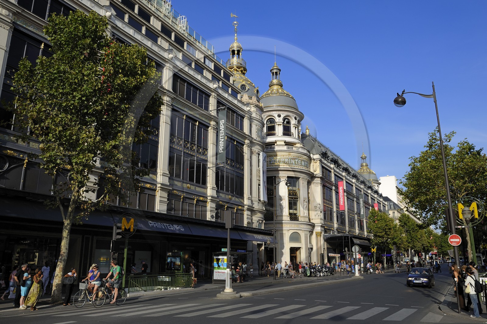 France, Paris (75), la coupole dorée du grand magasin Le Printemps et le boulevard Haussmann