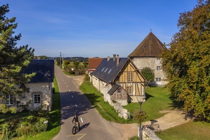 France, Seine-Maritime (76), Parc naturel régional des Boucles de la Seine normande, l'ancien colombier octogonal du manoir des Templiers d'Ambourville (vue aérienne)