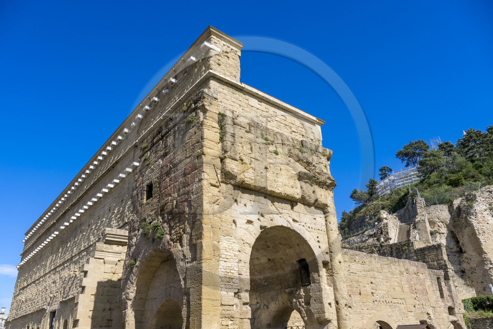 France, Vaucluse (84), Orange, le théatre antique classé Patrimoine Mondial de l'UNESCO, construit sous le règne d'Auguste au Ier siècle, le mur extérieur ou postcænum est long de 104 m et haut de 35 m