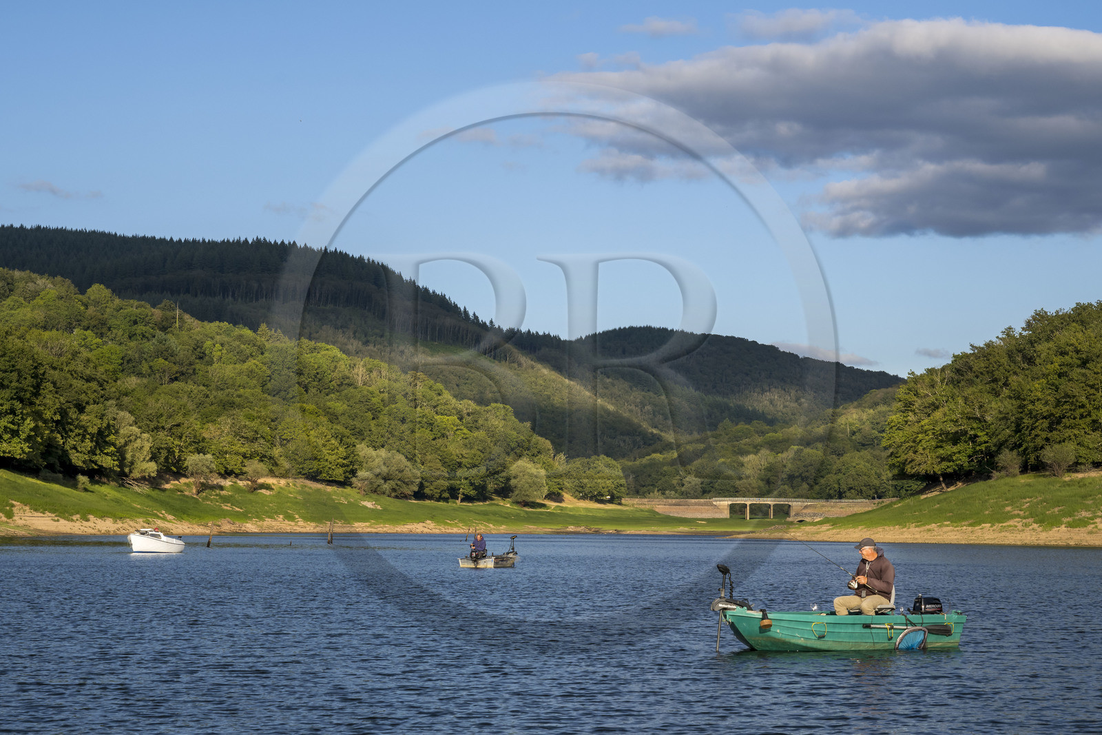 France, Nièvre (58), Parc naturel régional du Morvan, Chaumard, lac de Pannecière, pêche à la ligne sur une barque