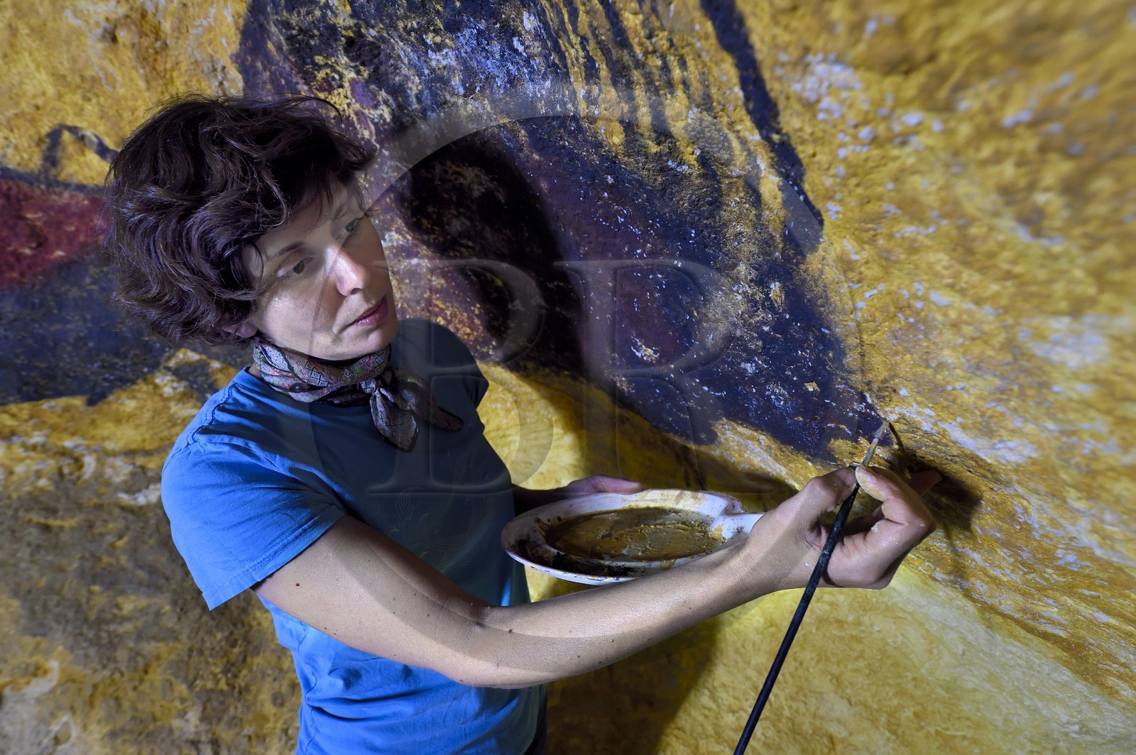 France, Dordogne (24), Montignac, l’Atelier des Fac-Similés du Périgord (AFSP) spécialisé dans la reproduction minérale de parois ornées de la préhistoire et en charge de la reconstitution fidèle des parois de la grotte de Lascaux, reproductions des peintures par la peintre-copiste Margot Aït Kaci, mention obligatoire Atelier des Fac-Similés du Périgord