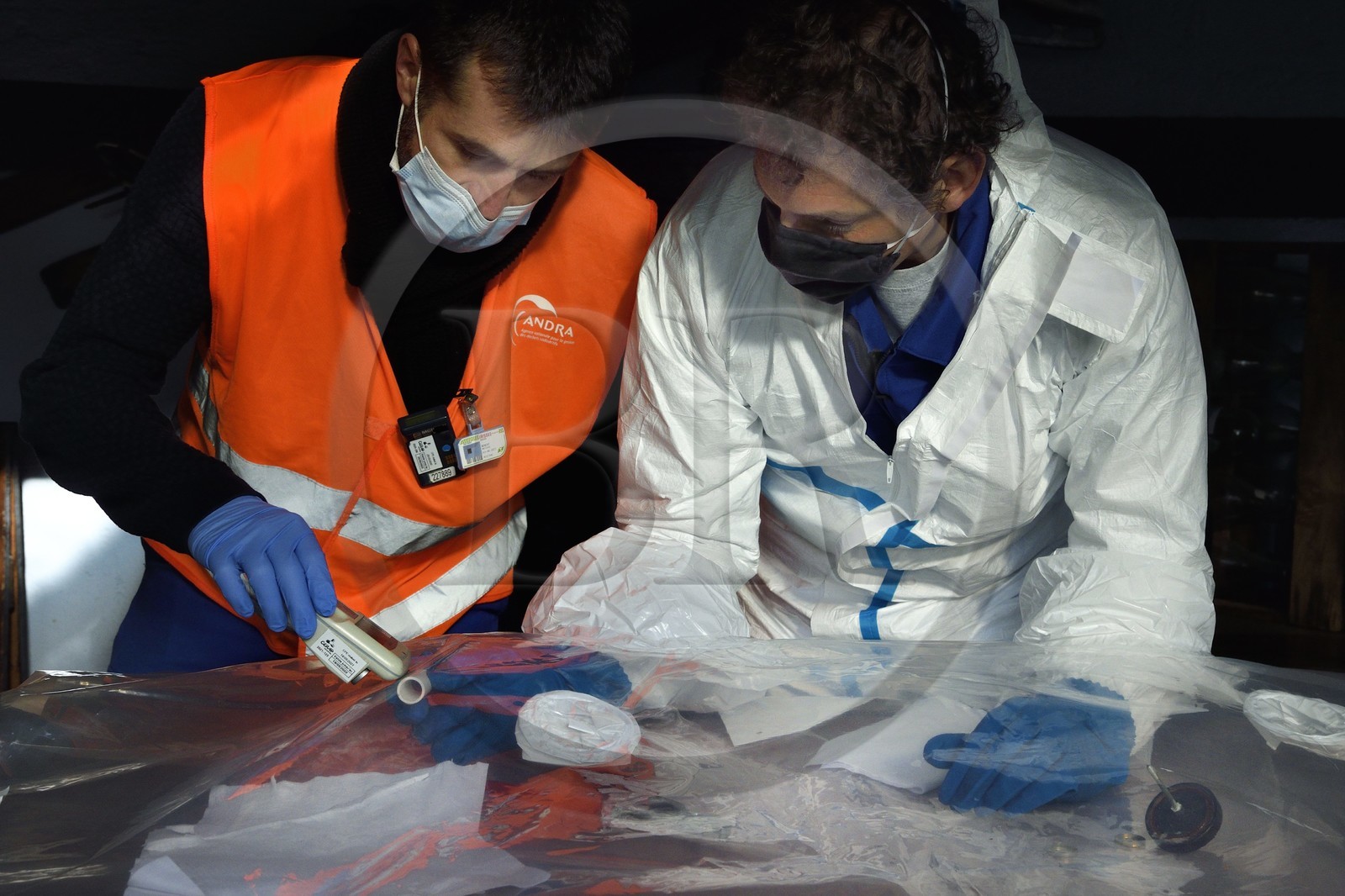 France, Bas-Rhin (67), Schiltigheim, intervention de deux ingénieurs de l’Agence nationale pour la gestion des déchets radioactifs (Andra) chez des particuliers pour enlever la radioactivité d’un modèle rare de fontaine au radium centenaire, la source est une porcelaine irradiée au radium que l'on faisait infuser dans de l'eau froide dans un verre dédié