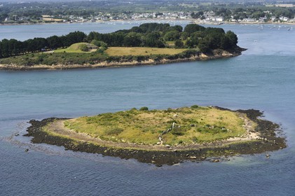 France, Morbihan (56), Golfe du Morbihan, île d'Er Lannic avec un site mégalithique cromlec'h, en arrière plan le Cairn de Gavrinis datant de 3500 avant J.C. sur l'Ile de Gavrinis devant Larmor Baden (vue aérienne)