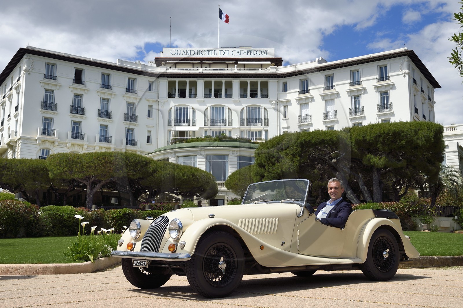 France, Alpes Maritimes (06), Saint-Jean-Cap-Ferrat, Grand-Hotel du Cap-Ferrat, palace 5 étoiles du groupe Four Seasons Hotel, arrivée de clients en Morgan Roadster 4 4