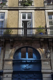 France, Pyrénées-Atlantiques (64), Pays-Basque, Bayonne, entrée d'immeuble rue Notre-Dame