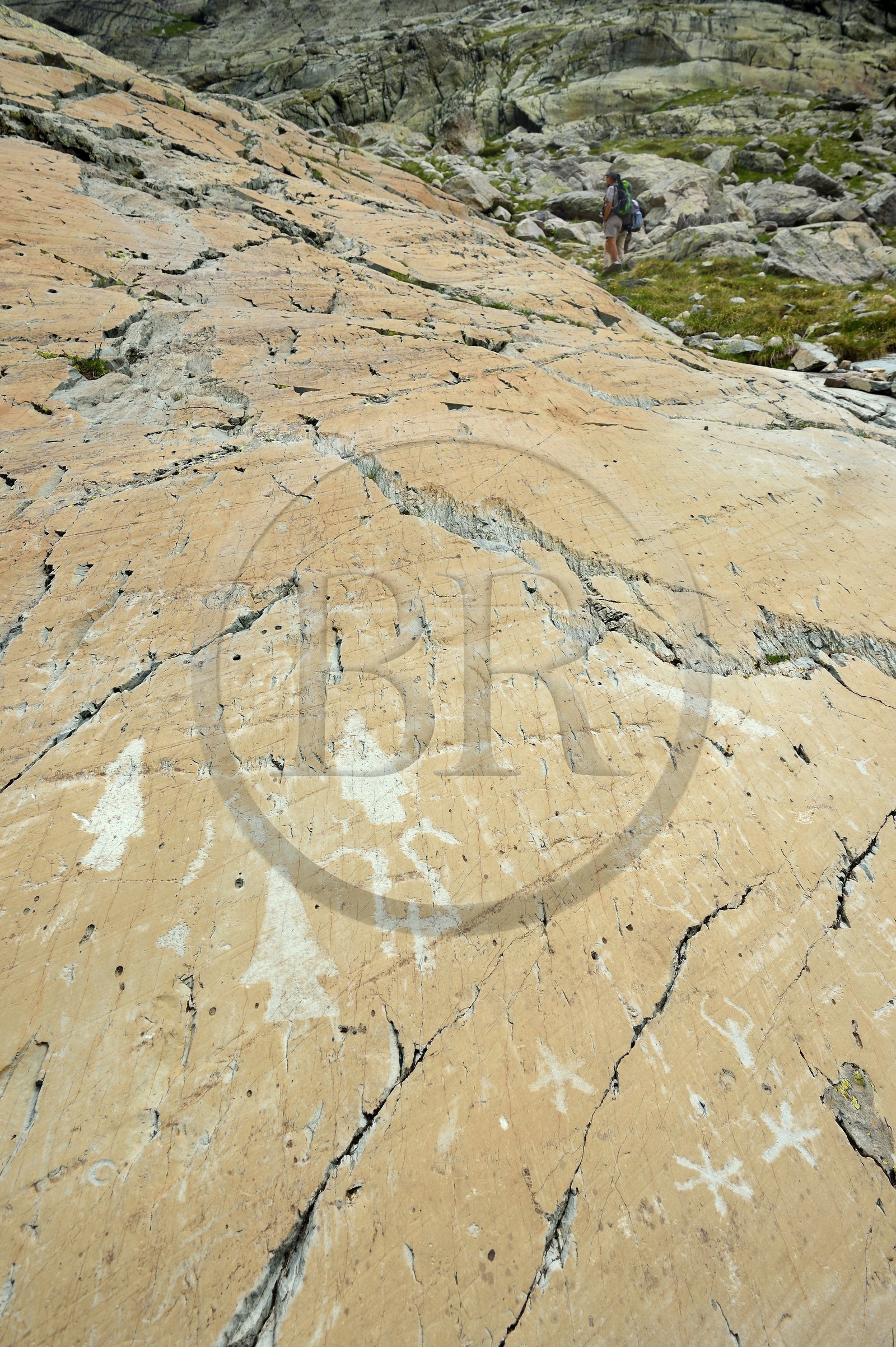 France, Alpes-Maritimes (06), parc national du Mercantour, Vallée des Merveilles parsemée de milliers de gravures rupestres de l'Age de bronze, dalle de schiste appelée la Roche de l’Autel gravée de figures corniformes, de poignards, d'incisions linéaires et même d'étoiles ce qui est rare