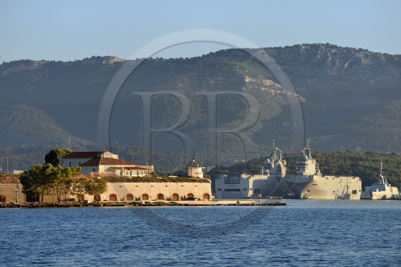 France, Var (83), la rade de Toulon, La Seyne-sur-Mer, le fort de l'Eguillette et la base navale en arrière plan
