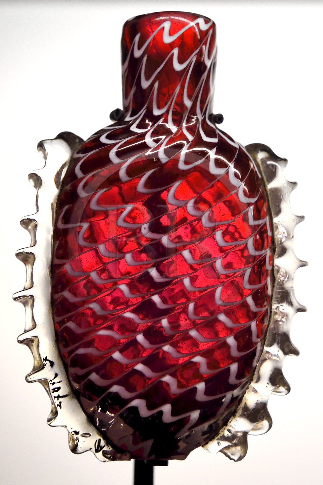 France, Alpes-Maritimes (06), Grasse, Musée International de la Parfumerie, flacon de parfum en verre du XVIIIème siècle (Bristol)