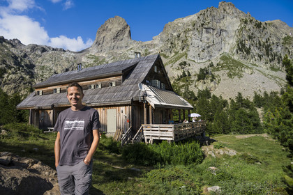 France, Alpes-Maritimes, Parc National du Mercantour (Mercantour national park), Haute Vesubie, Saint Martin Vesubie, Val du Haut Boréon, Manuel Putelat, guardian of the Cougourde refuge and the border summit of Cougourde (2892m) in the background