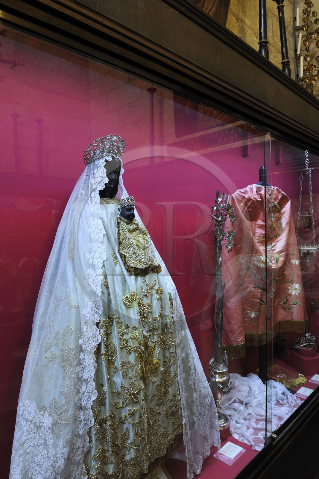 France, Hérault (34), Pézenas, vieille ville, collégiale Saint-Jean, la Vierge Noire dans l'exposition d'art sacré