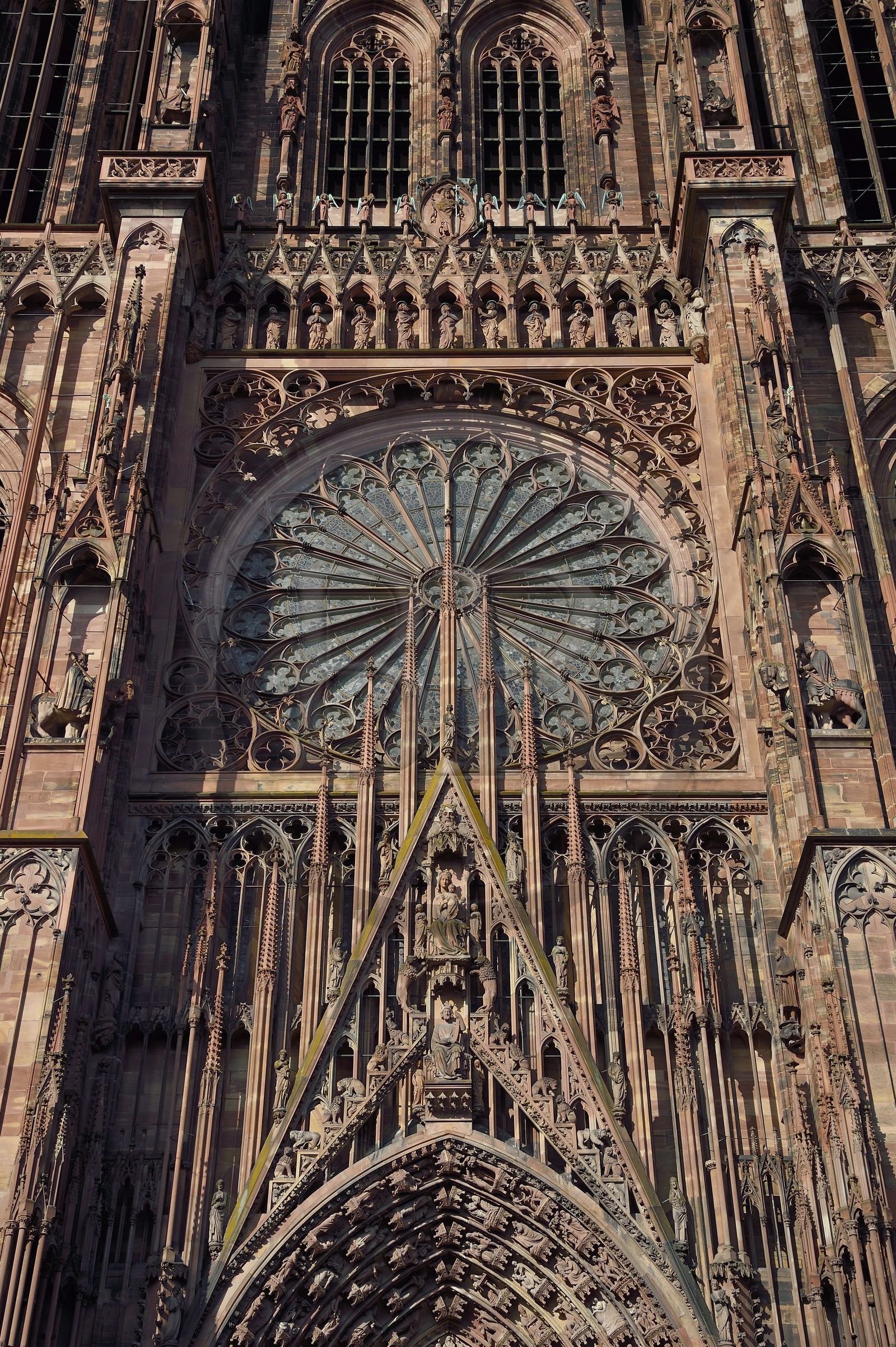 France, Bas-Rhin (67), Strasbourg, vieille ville classée au Patrimoine Mondial de l'UNESCO, la cathédrale Notre-Dame, la facade occidentale avec la grande rose