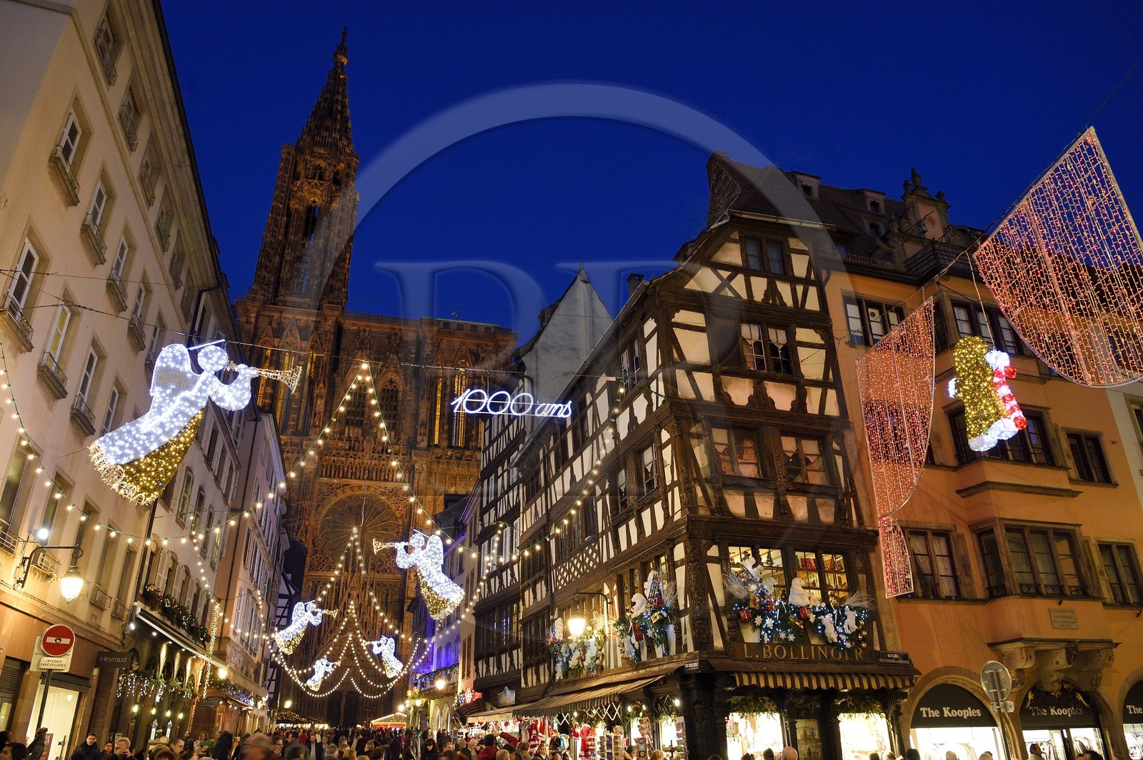 France, Bas-Rhin (67), Strasbourg, vieille ville classée Patrimoine Mondial de l'UNESCO, décorations de Noël, Rue Mercière et cathédrale Notre-Dame
