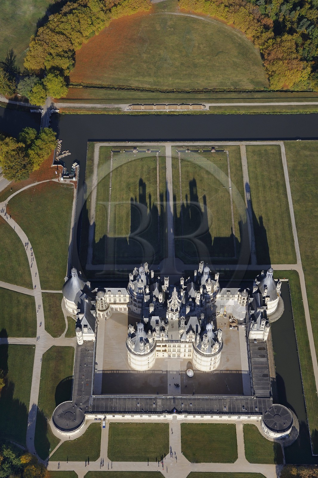 France, Loir et Cher (41), Vallée de la Loire classée Patrimoine Mondial de l' UNESCO, château de Chambord, façade Est (vue aérienne)