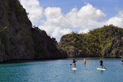 Philippines, Calamian Islands dans le nord de Palawan, Coron Island Natural Biotic Area, paddle dans le lagon sur le chemin du lac Kayangan