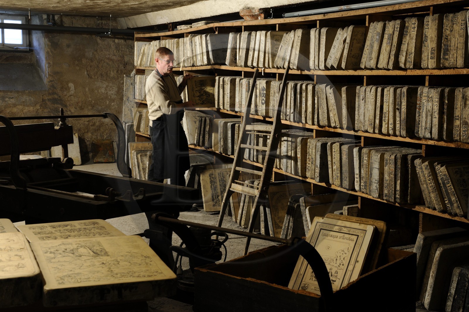 France, Vosges (88), Epinal, Cité de l’Image, Imagerie d’Epinal, un peu plus de 10 000 pierres utilisées pour la lithographie sont classées dans la cave aux pierres