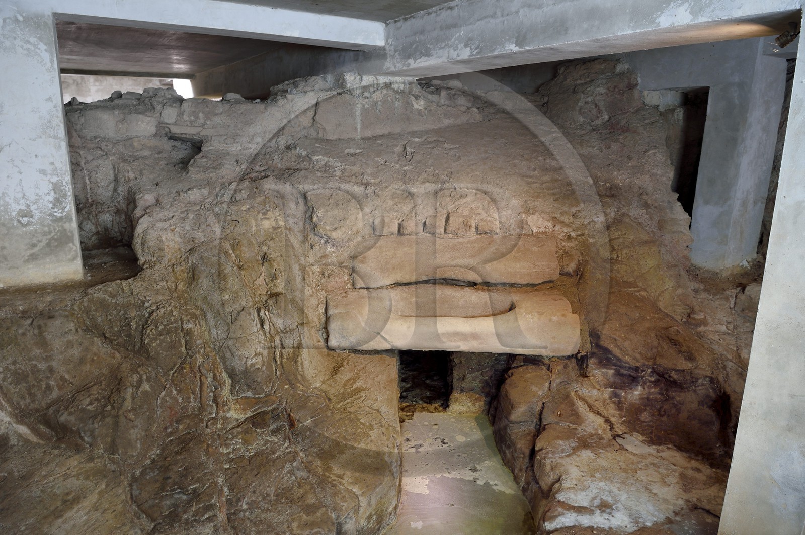 France, Var, Frejus, Forum Julii, the crypt of the fishpond and its water supply system dating back to Roman times, gate valve to regulate the seawater