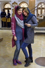 Iran, province d'Ispahan, Ispahan, quartier arménien de la Nouvelle-Djoulfa (Nor Djoura), Café et Restaurant à la mode Arc a, jeunes femmes iraniennes