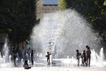 France, Hérault (34), Montpellier, quartier Antigone de l'architecte Ricardo Bofill, la fontaine de la place du Nombre d'Or