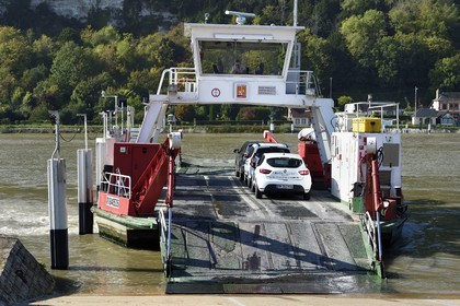 France, Seine-Maritime (76), Pays de Caux, Parc naturel régional des Boucles de la Seine normande, traversée du bac auto sur la Seine à Jumièges