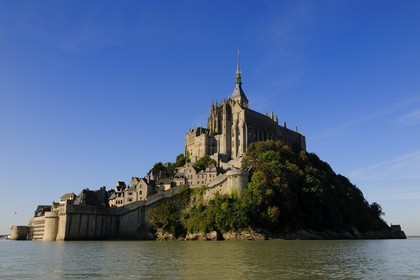 France, Manche (50), Mont-Saint-Michel côté Est et Nord à marée haute, classé Patrimoine Mondial de l'UNESCO