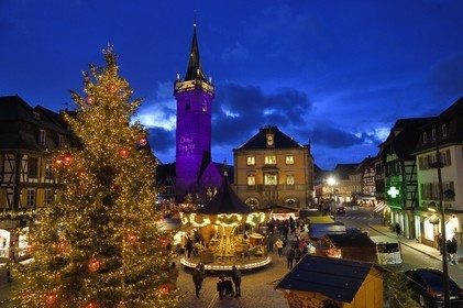 France, Bas-Rhin (67), Obernai, marché de Noel sur la place du marché, Tour de la chapelle (Kappelturm) achevée au XVIe siècle, fait office de beffroi à côté de l'hôtel de ville