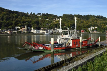 France, Seine-Maritime (76), Parc naturel régional des Boucles de la Seine normande, traversée du bac auto au village de La Bouille