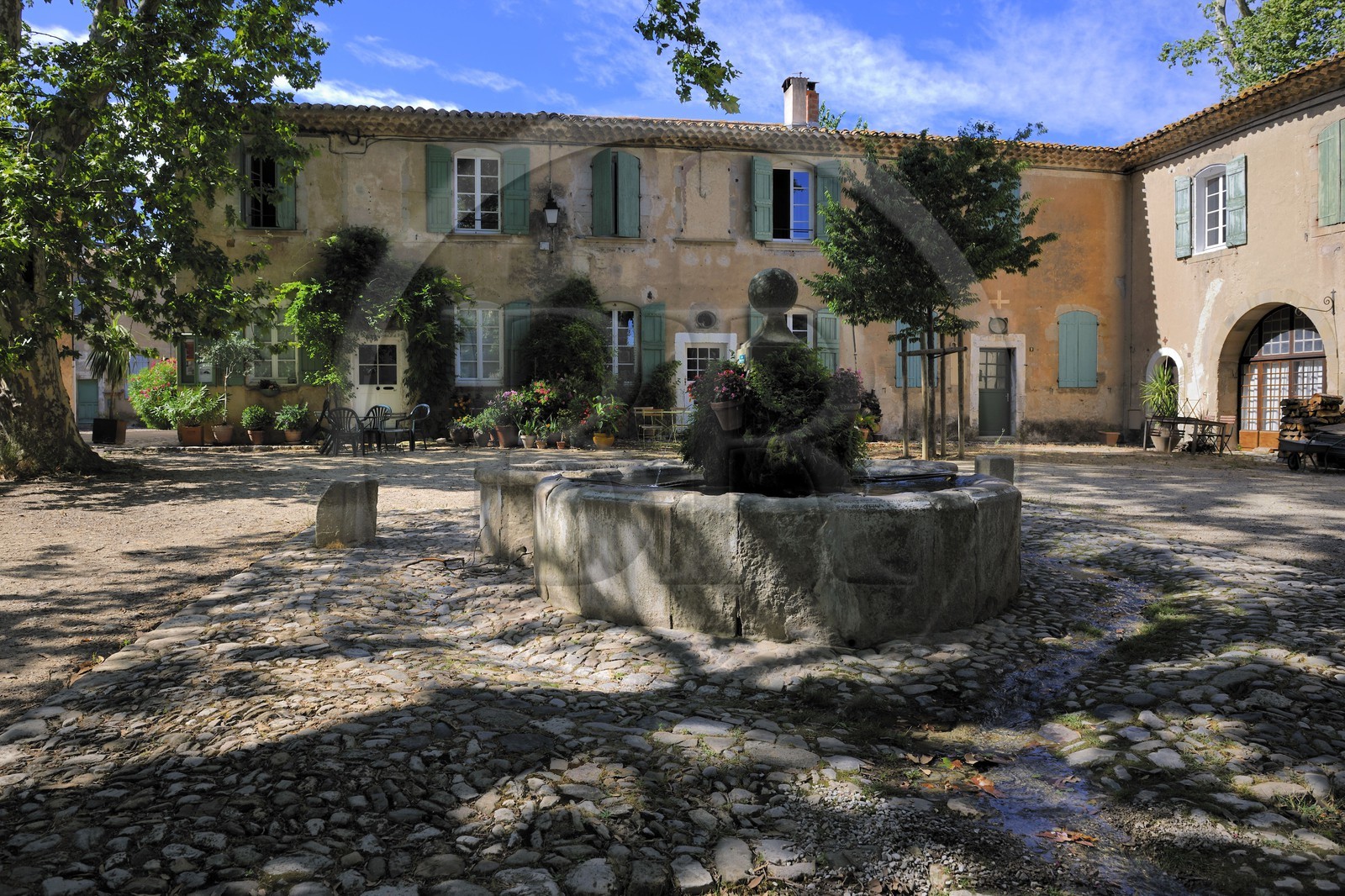 France, Hérault (34), Villeneuvette, ancienne manufacture royale, la fontaine de la place Louis XIV aménagée pour les lavandières