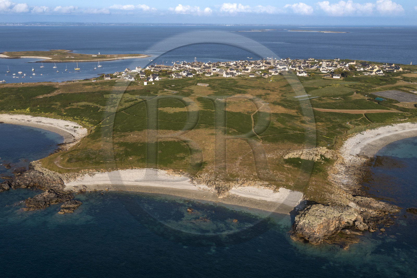 France, Finistère (29), Mer d'Iroise, archipel de Molène, Ile de Molène, la grève du Roelen, le bourg et l'ilot Lédenez Vraz en arrière plan (vue aérienne)